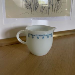 Vintage 50s 60s pyrex snowflake garland cream dispenser